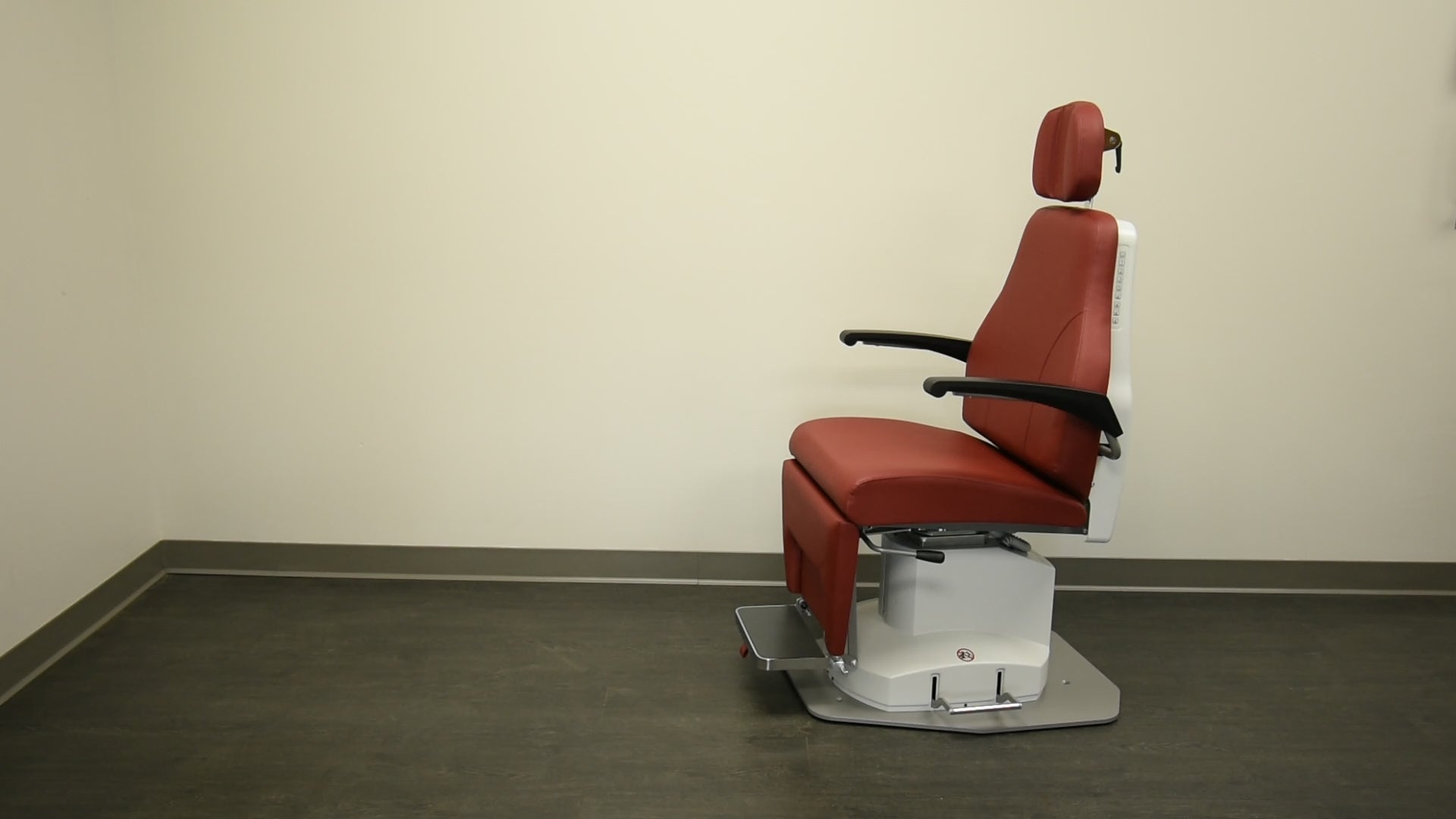The Phoenix IV Full Power Mobile Chair can be easily moved from office to office, for cleaning, or furniture rearrangement.